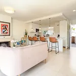 فيلة Riera By Hello Homes